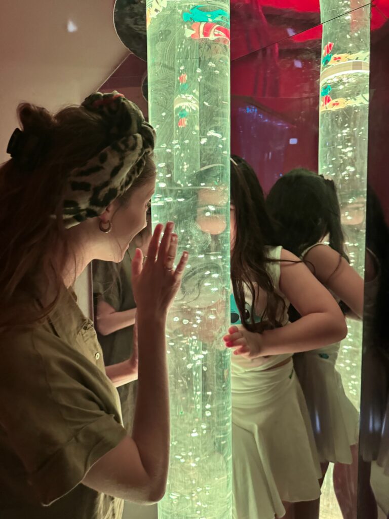 ילדים מציירים ציור קיר צבעוני עם סמיילי בפעילות יצירה