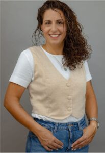 אורלי סייג משחקת עם ילדה ליד עמוד בועות בחדר סנוזלן
