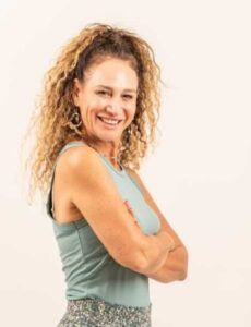 איריס ברנס מצוות מרכז חיוך מחייכת בזרועות שלובות