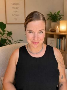 מאיה בלס מחייכת בחדר טיפול במרכז חיוך