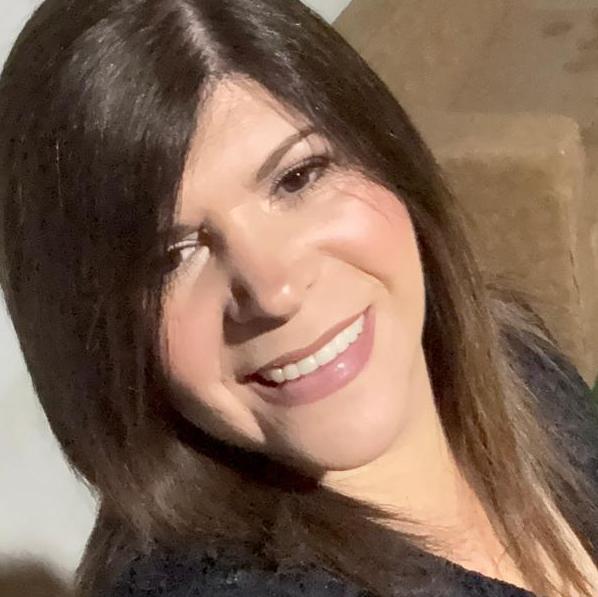 שיר יהל מצוות מרכז חיוך מחייכת בתמונת פורטרט